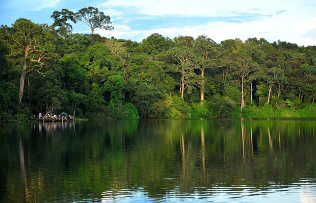 Yeak Laom Lake
